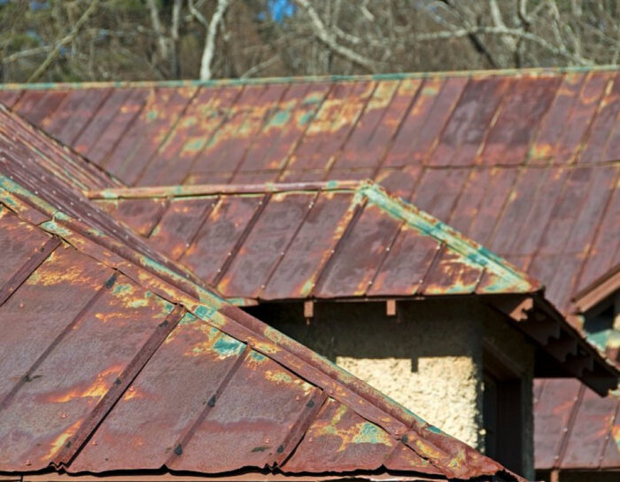 Демонтаж металлической крыши